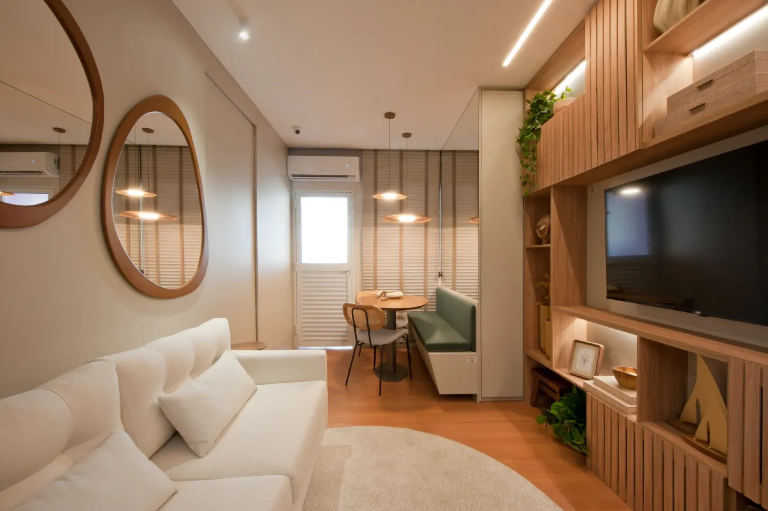 Sala do decorado, com painel ripado e TV