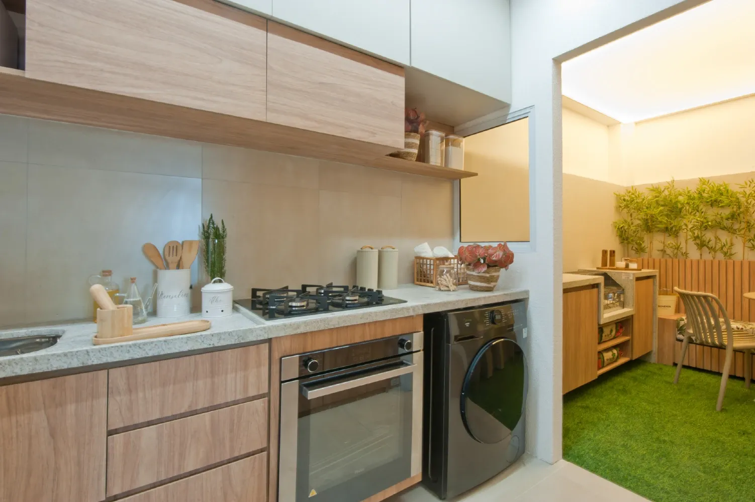 Cozinha do decorado, com o quintal ao fundo